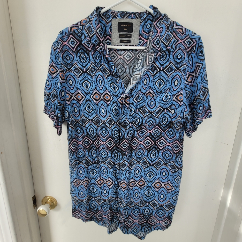 Quiksilver Men's Blue and Pink Geometric Short Sleeve Button-Up Shirt
